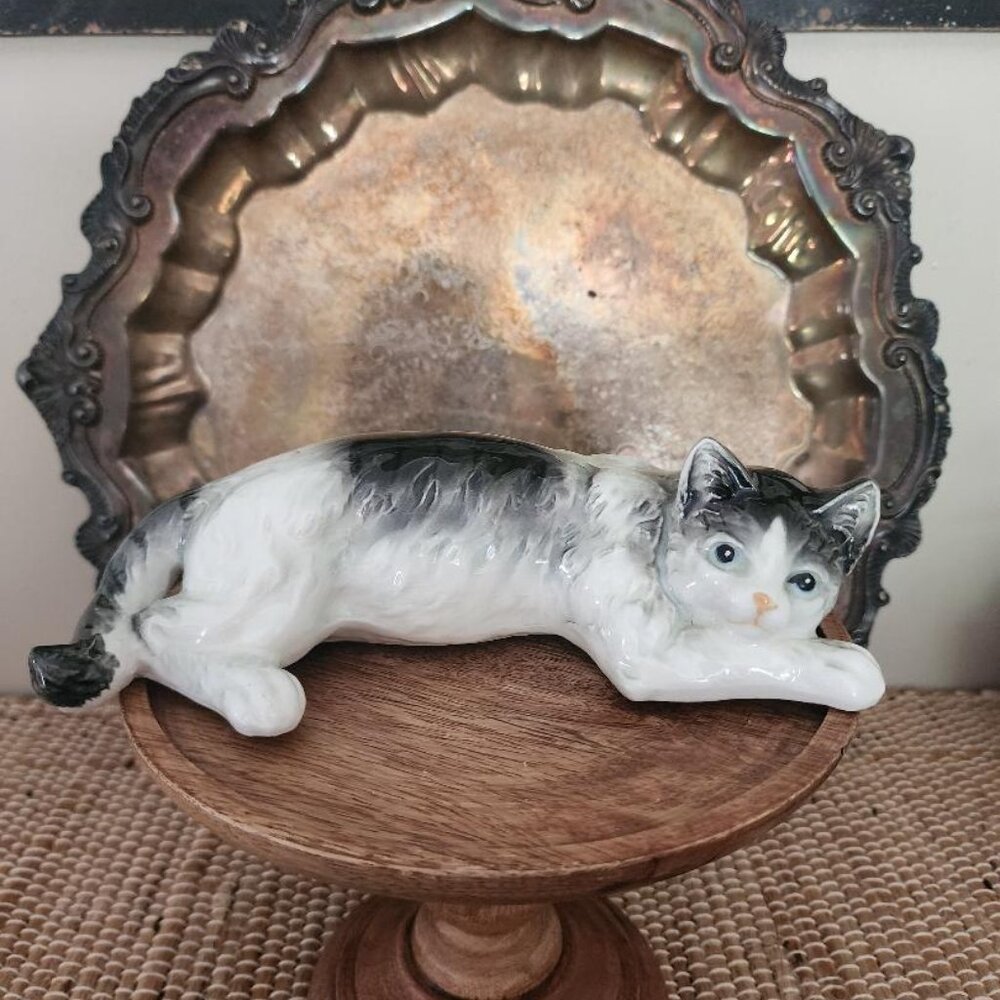 Vintage Nippon Yoko Boeki Tabby Cat Porcelain Clover Wreath Mark 8 1/2"